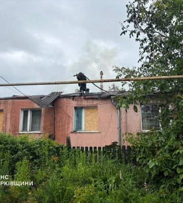 Пожар вспыхнул в жилом доме после атаки россиян в Харьковской области 