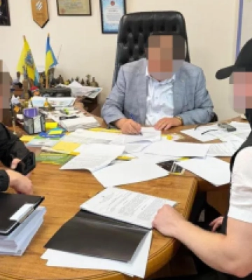 Взятки за разрешения, землю и строительство: главе общины на Киевщине сообщили о подозрении