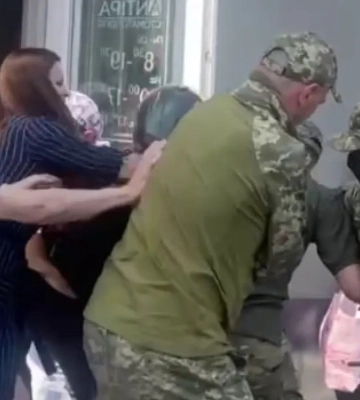 У Дніпрі містяни відбили хлопця від ТЦК — і молоді, і літні кинулися на захист. ВІДЕО