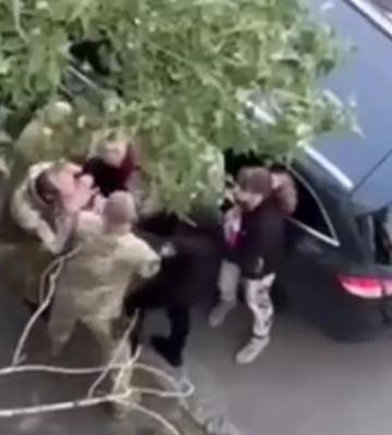 В Киеве ТЦК и полиция силой задержали мужчину — очевидцы мешали, в ответ применили газ. ВИДЕО