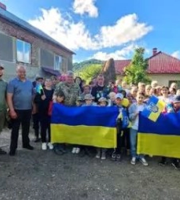 Понад три роки неволі: Закарпаття зі сльозами радості зустріло захисника Маріуполя, який повернувся з полону
