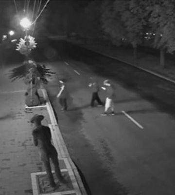 У Сарнах підлітки пошкодили торговий автомат з продажу води (ВІДЕО)