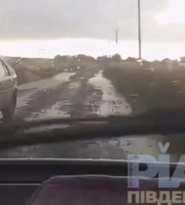 Асфальт ушел под воду: в селе под Мелитополем показали настоящие результаты «ремонтов» оккупантов (видео)