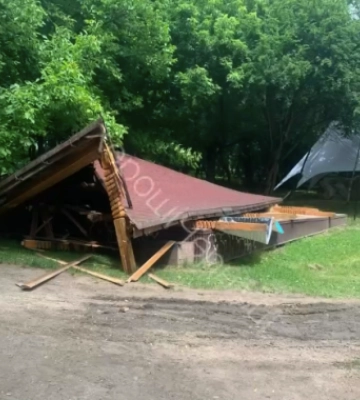 У Жовтневому парку у Чернівцях завалилася альтанка
