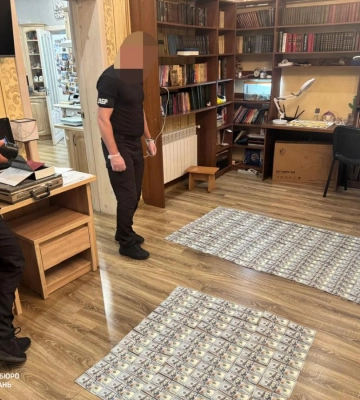 Брав гроші за потрібні висновки — ДБР викрило лікаря, який допомагав чоловікам отримати статус обмежено придатних до служби