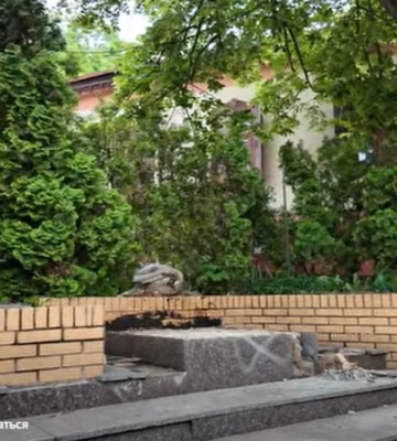 У Києві демонтували памʼятник Булгакову