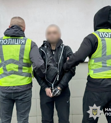 У Хмельницькому взяли у кайданки рецидивіста, який вимагав у жінки неіснуючий борг