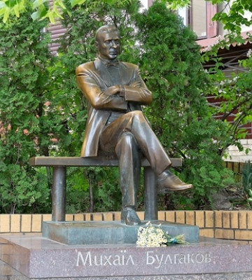 В Киеве демонтировали памятник Булгакову