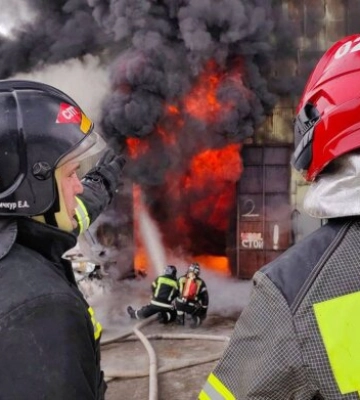 Горять по обидва боки дороги: удар по трасі Ростов–Маріуполь — відео