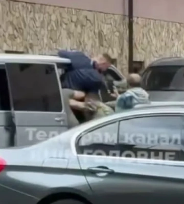 Во Львове жители перекрывали дорогу бусикам ТЦК своими машинами, чтобы не дать забрать мужчину. Видео