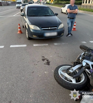 На Київщині мотоцикліст під час розвороту потрапив під легковик та до лікарні