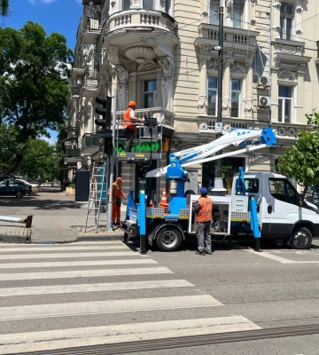 В Одесі відновили пошкоджені внаслідок ДТП світлофори та огородження
