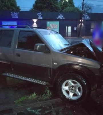 П'яний "політ" в Ужгороді: водій Landwind протаранив чужу автівку та зніс паркан