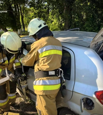 На Київщині рятувальники дістали з понівеченого у ДТП легковика тіло водія, - ДСНС