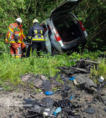 ДТП на Львівщині: рятувальники вивільнили з автівок двох поранених та тіло жінки, - ДСНС