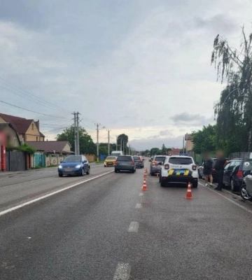 На Київщині жінка перебігала дорогу та потрапила під колеса авто