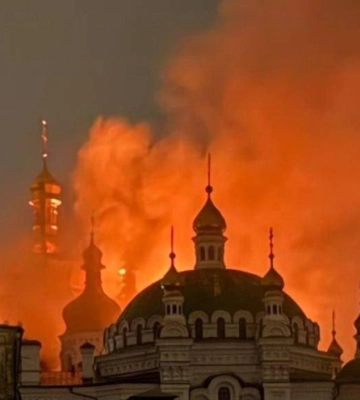 Адская ночь в Киеве: горит Киево-Печерская лавра, уничтожена киностудия Довженко (ФОТО)