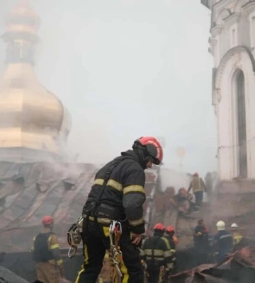 Рятувальники ліквідовують наслідки удару по Києво-Печерській лаврі (фото, відео) 
