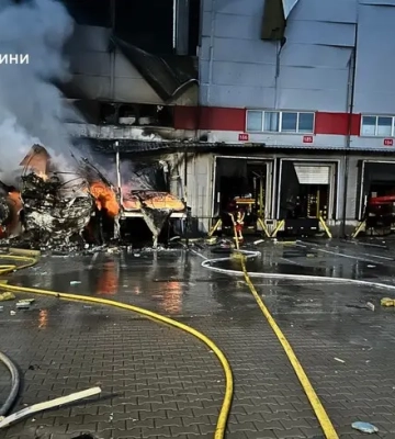 Масштабні пожежі та руйнування у п’яти районах Київщини: ДСНС показала фото наслідків атаки РФ