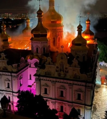 Росія вдарила по Києво-Печерській лаврі: пошкоджено Успенський собор, сталася масштабна пожежа, фото і відео