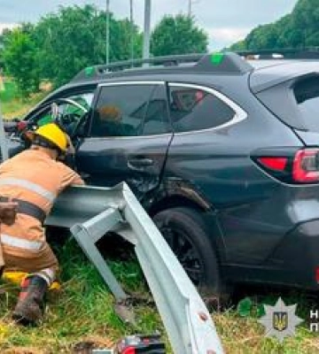 На Полтавщині 86-річний водій врізався у відбійник