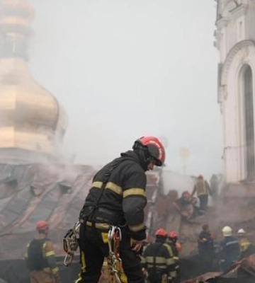 ДСНС ліквідовує наслідки атаки в Києві: понад 240 рятувальників на місці