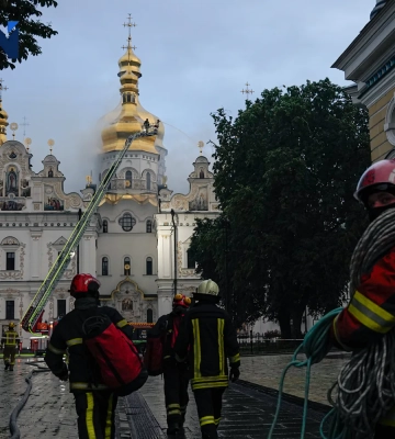 У Лаврі та Мистецькому арсеналі у Києві триває гасіння пожеж після масованого удару рф