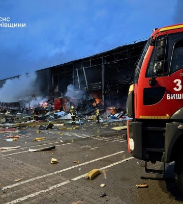 Россияне массированно обстреляли 5 районов Киевской области: возникли пожары, пострадали люди