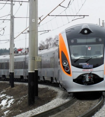 Через російські обстріли низка поїздів до Львова курсує із затримками