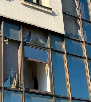 У Києві пошкоджено будівлю ВАКС після російського обстрілу — фото