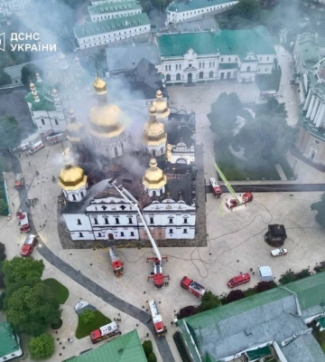Масштабный пожар охватил здание "Художественного арсенала" в результате удара по Киеву
