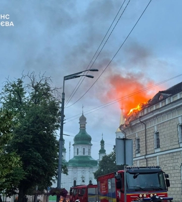 ЖК "Комфорт Таун" вчергове постраждав від російського обстрілу, горить освітній заклад
