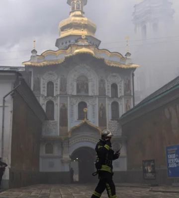 Удар по Києво-Печерській лаврі: пожежу на даху Успенського собору ліквідували — фото