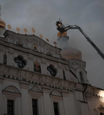 Горела Киево-Печерская лавра: Эпифаний показал видео пожара на крыше Успенского собора