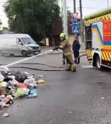 У Миколаєві сигнальна ракета серед сміття спричинила займання у сміттєвозі