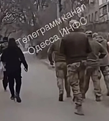 «Папа!» — маленький мальчик с камнем в руках пытался спасти отца от ТЦК. ВИДЕО