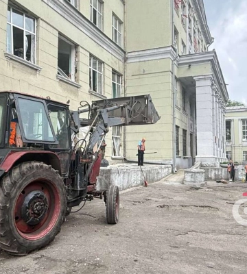 Дніпро оговтується після атаки рф: що відбувається на місцях ворожих влучань