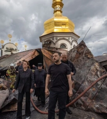 Зеленський розповів, чим росіяни вдарили по Лаврі (фото, відео)
