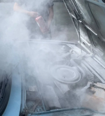 На Кіровоградщині поліцейські запобігли спалаху автомобіля