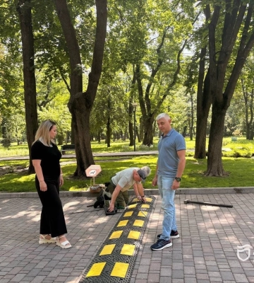 Можна перевернутися: у Дніпрі встановлюють "пастки" для самокатів та велосипедів