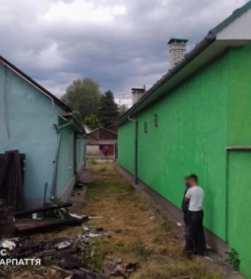 Полум’я загрожувало житловим будинкам: у Сваляві рятувальники евакуювали людей під час великої пожежі