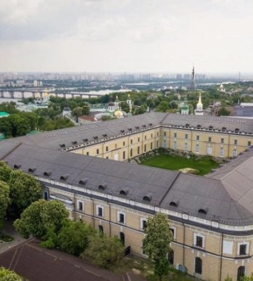 Унаслідок обстрілу РФ у Києві значно пошкоджена покрівля лівого крила “Старого Арсеналу”