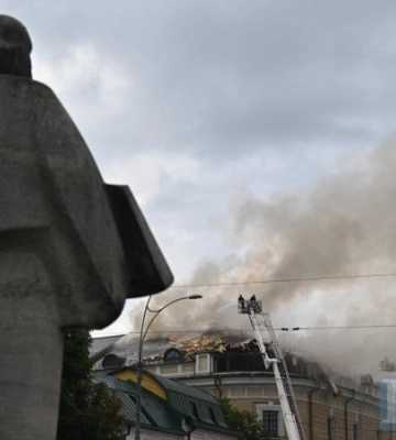 РФ виправдовує атаки по Києву і називає пожежу Лаврі після обстрілів “самопідпалом”