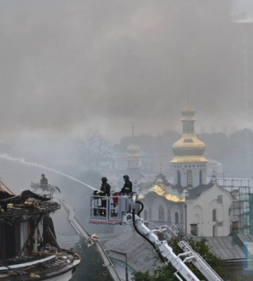 Масована атака по Києву: триває гасіння пожеж у Лаврі та "Мистецькому арсеналі"