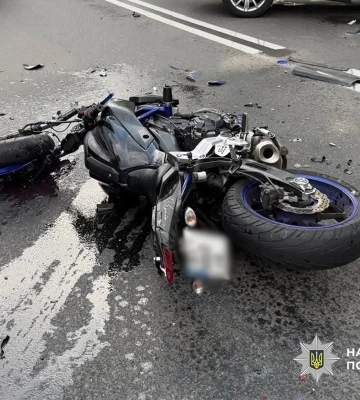 У Черкасах автомобіль під час невдалого маневру збив мотоцикліста. ФОТО збив