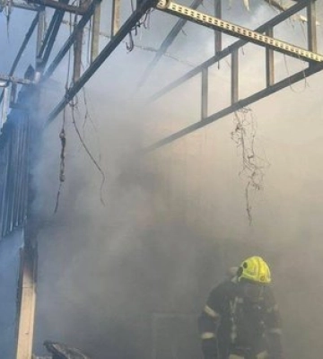 Несколько рядов рынка "Петрык" возле станции метро "Почайна" в Киеве сгорели в результате ночной атаки