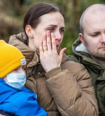Кому война, кому — шоу: пока в Киеве горела Лавра, у Белого дома развлекались