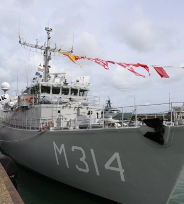 Нидерланды передали ВМС современный противоминный корабль