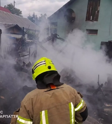 У Сваляві горіла надвірна споруда