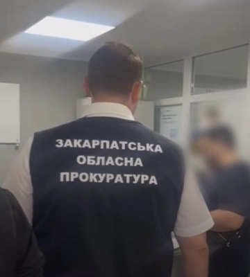 Хабар за землю під час війни: на Мукачівщині викрили сільського голову та землевпорядника